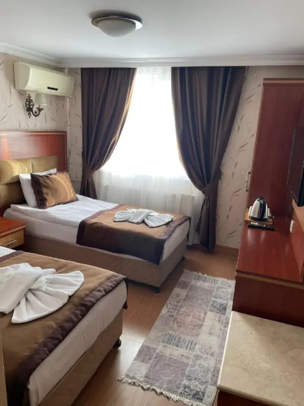 Hermanos Hotel 7
