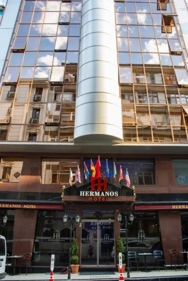 Hermanos Hotel 8